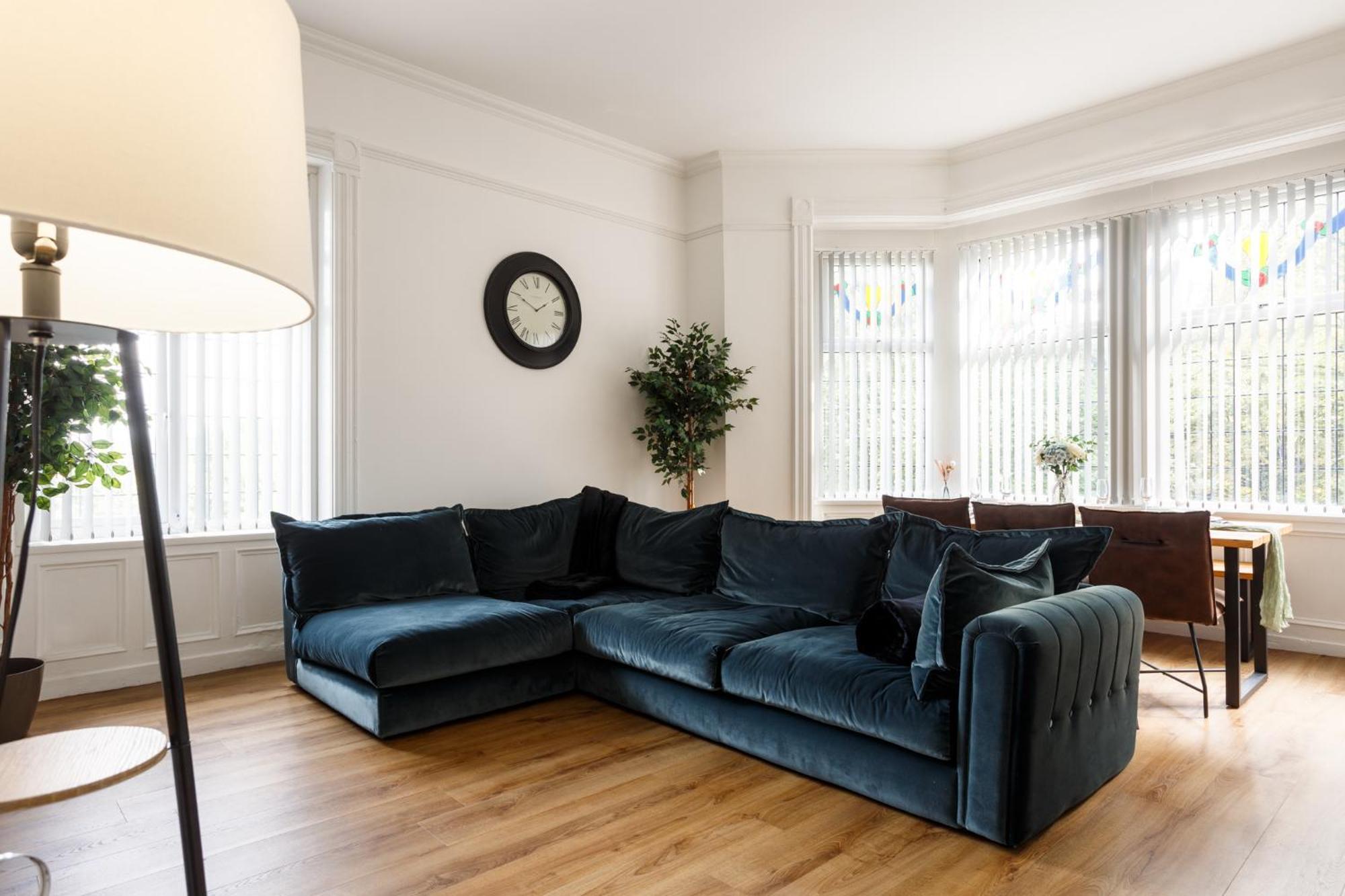 Beech With 85 Inch Cinema Tv * Bradford (West Yorkshire)