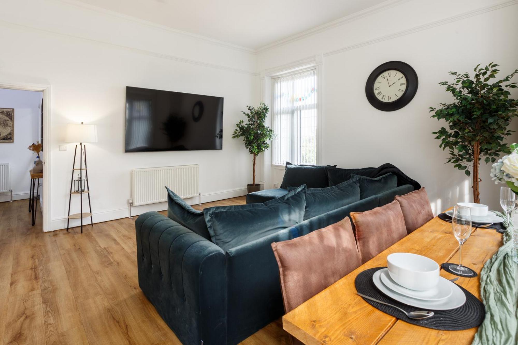 Beech With 85 Inch Cinema Tv Apartment *