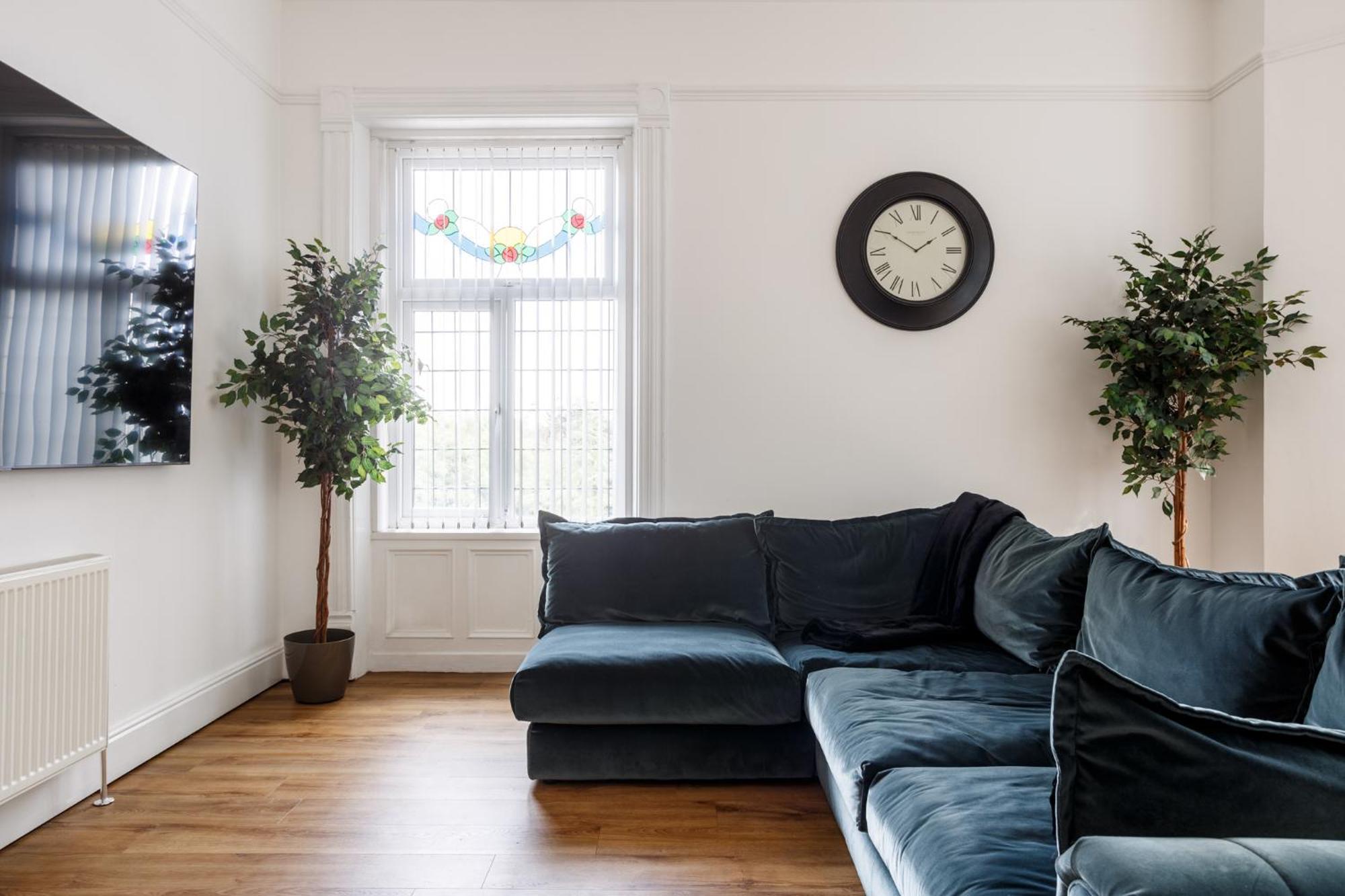 Apartment Beech With 85 Inch Cinema Tv Bradford (West Yorkshire)